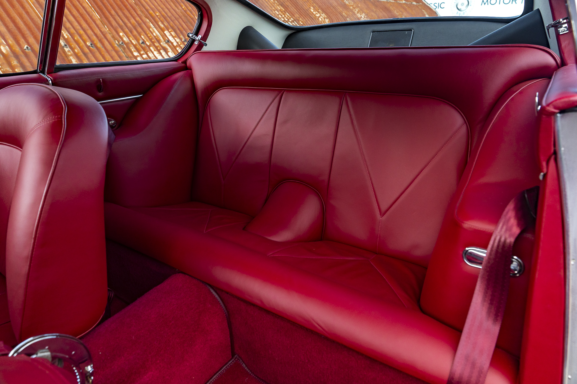 Aston Martin_DB6-P32