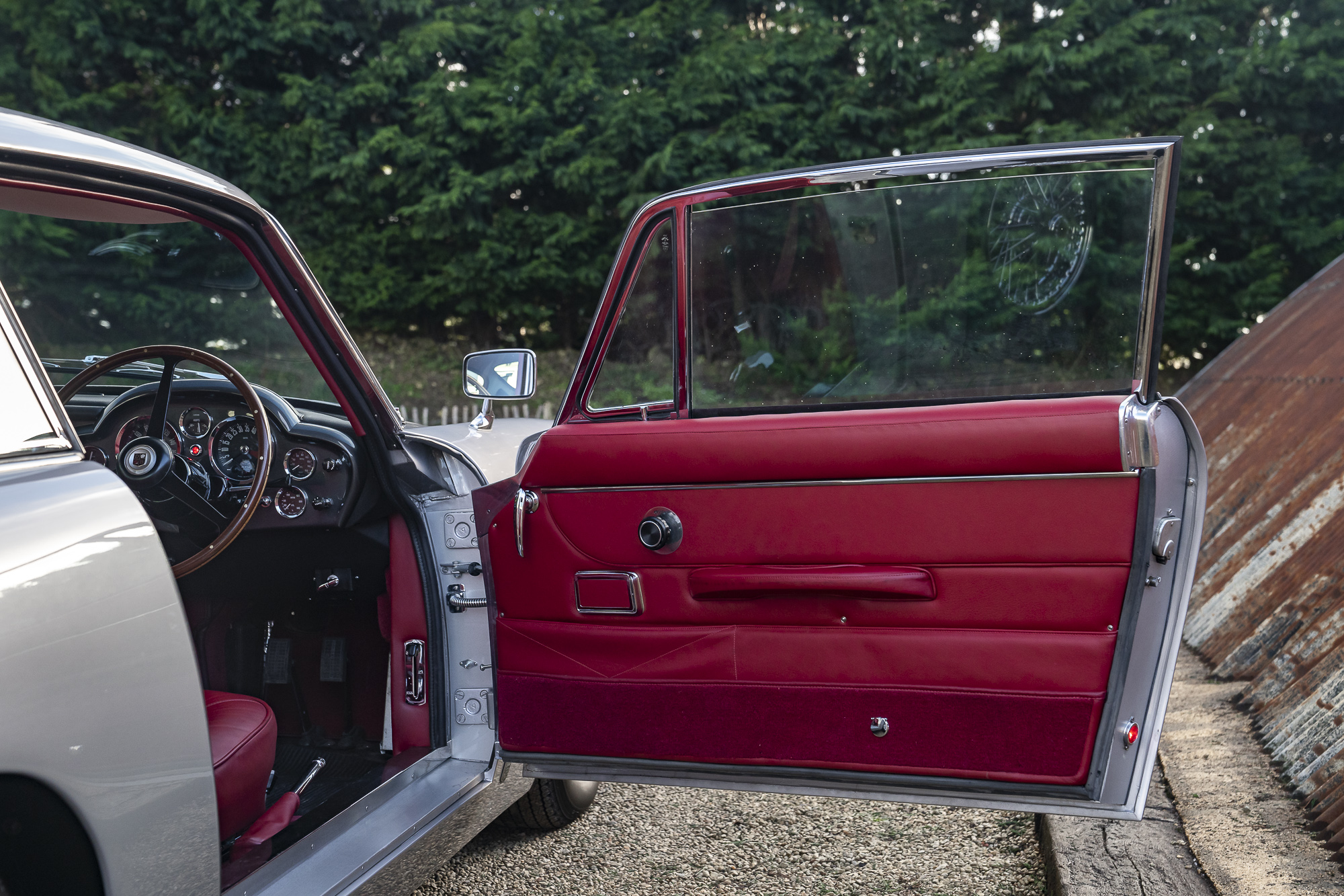 Aston Martin_DB6-P35
