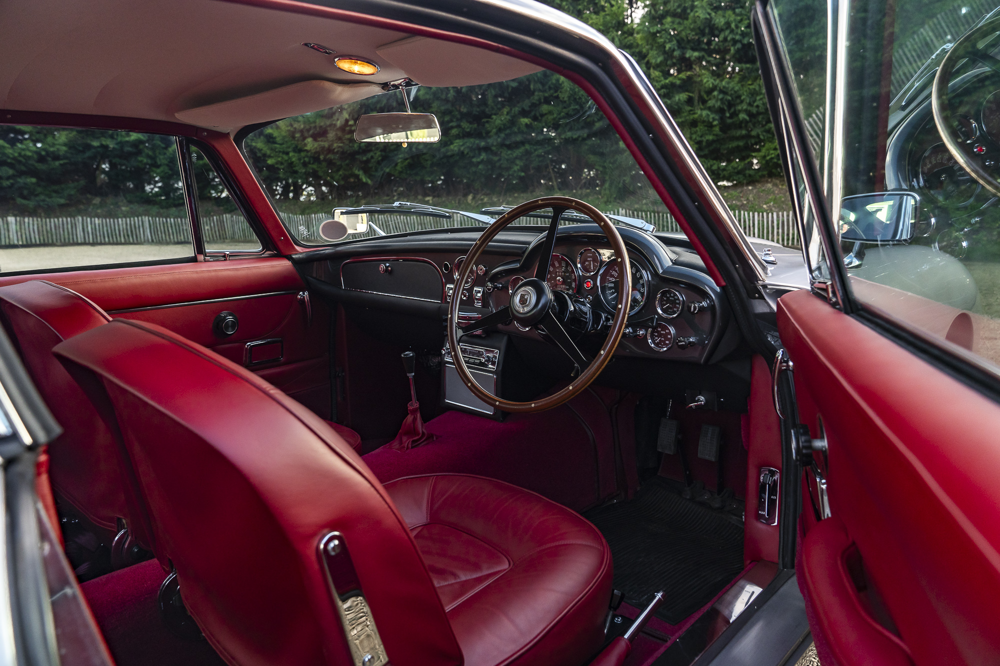 Aston Martin_DB6-P36