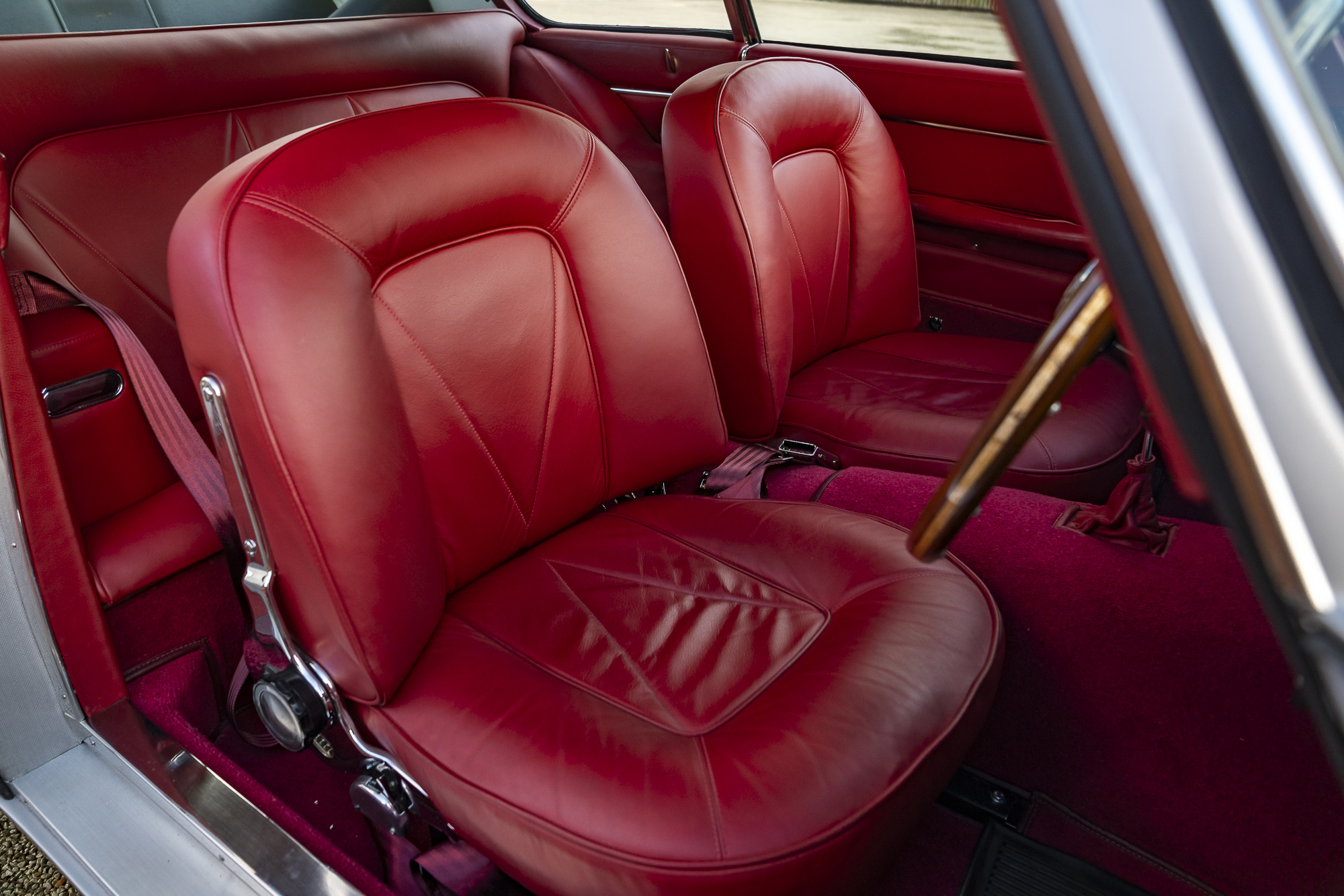 Aston Martin_DB6-P37
