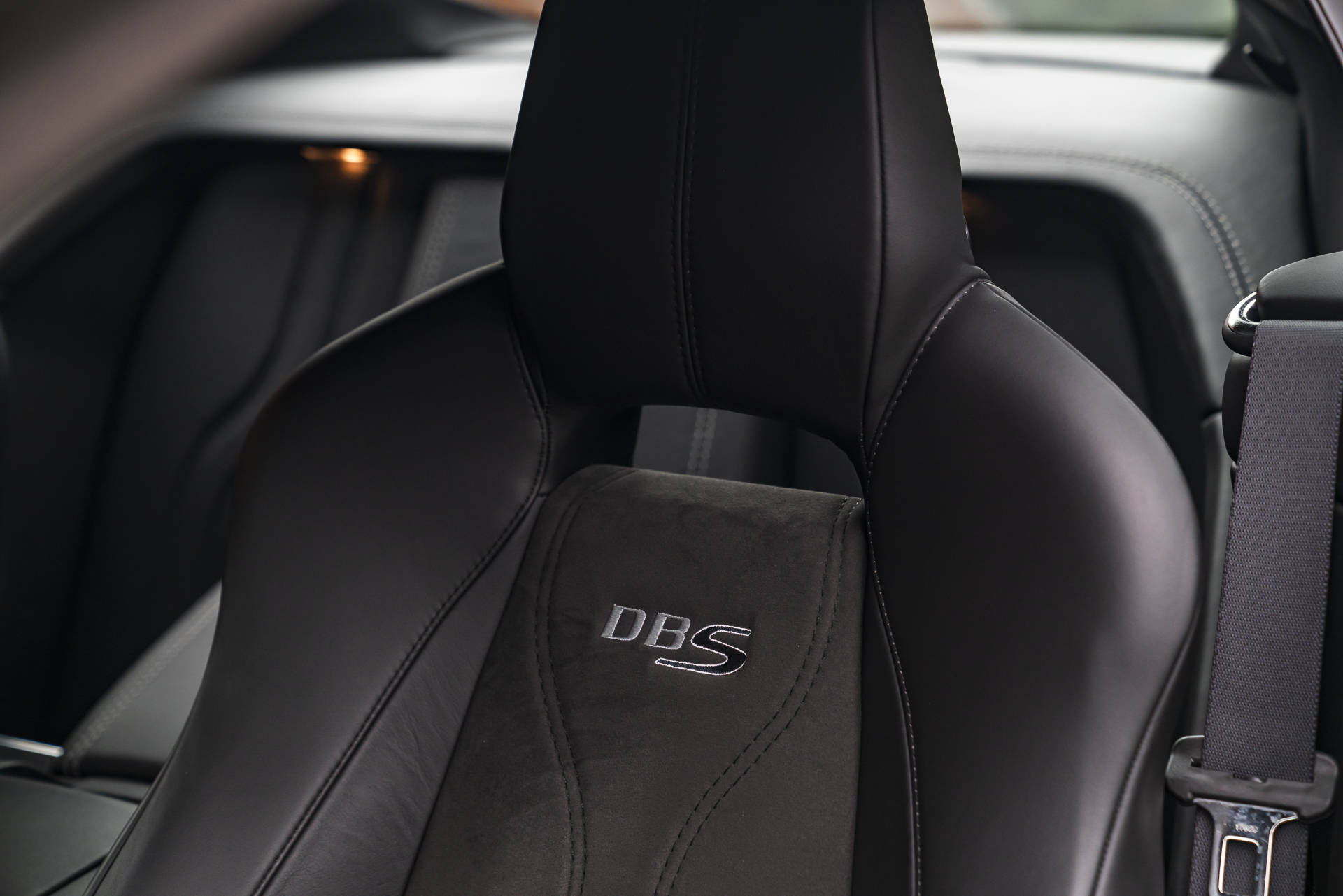 2008_Aston Martin_DBS-P25
