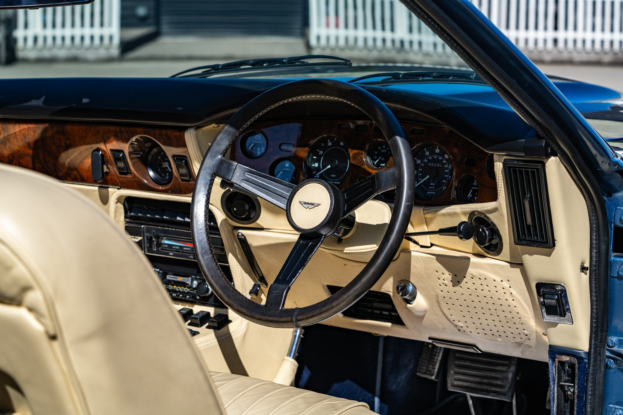 Aston Martin V8 Volante-P22