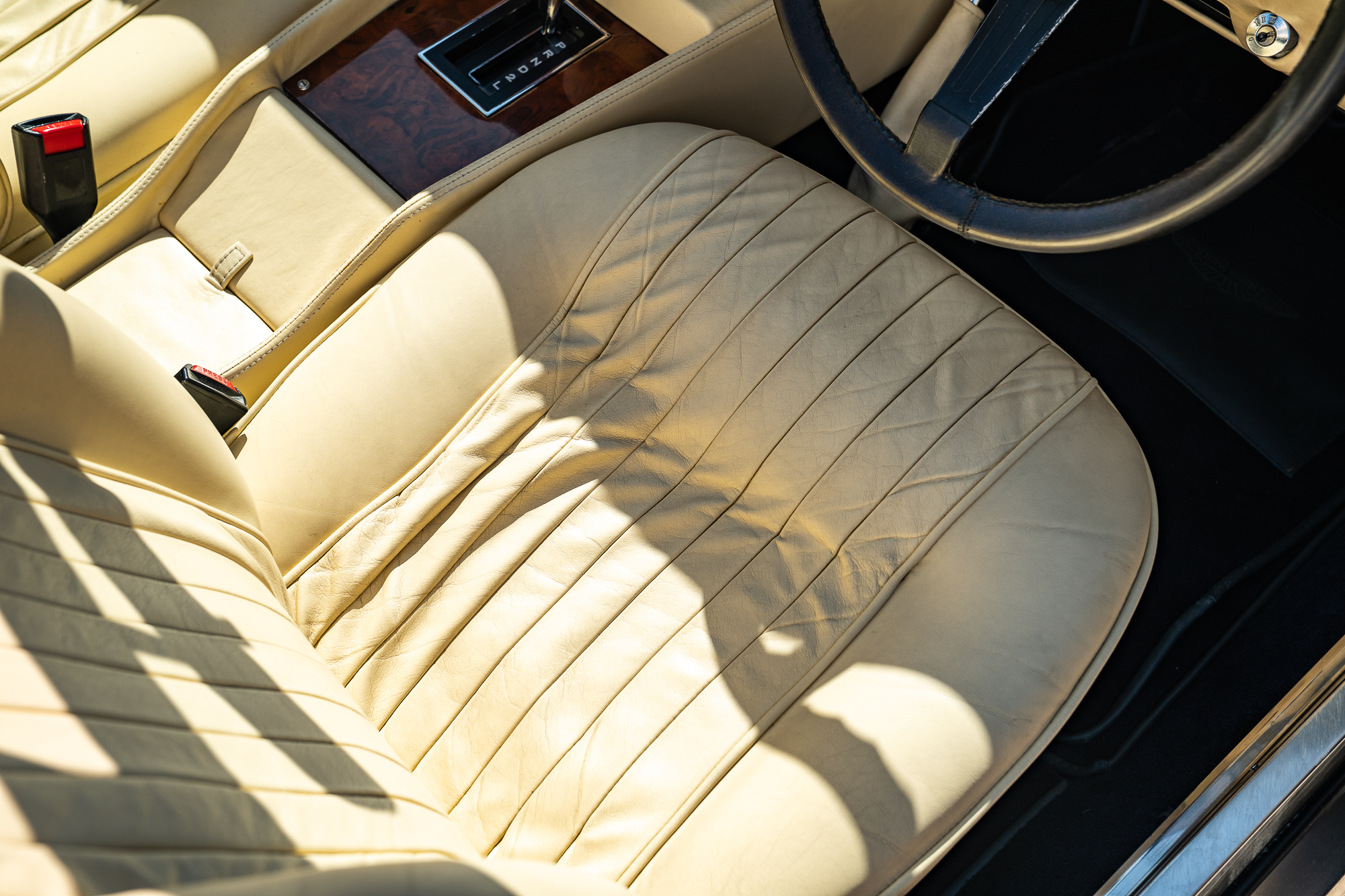 Aston Martin V8 Volante-P25