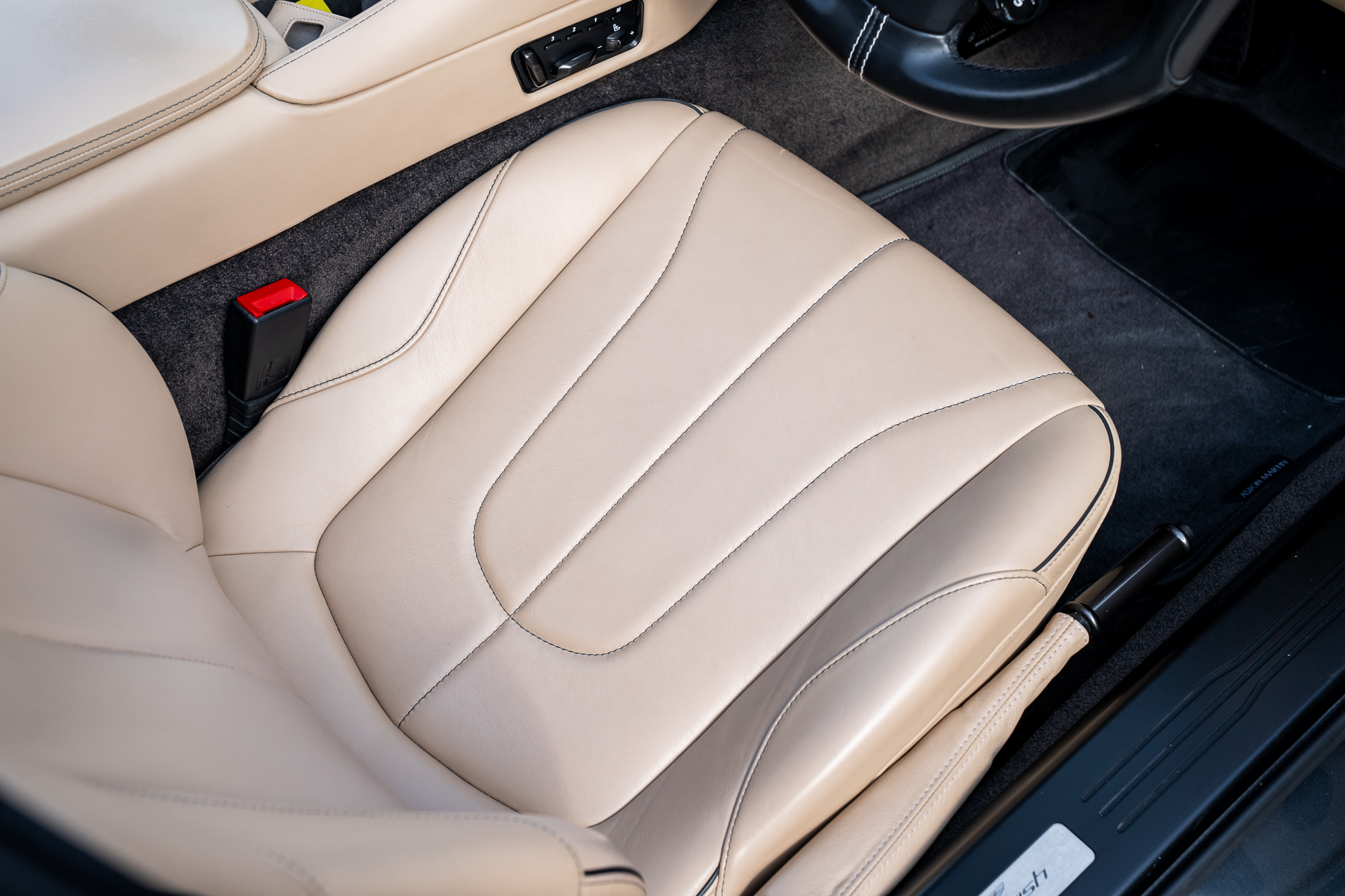 Aston Martin Vanquish-P22