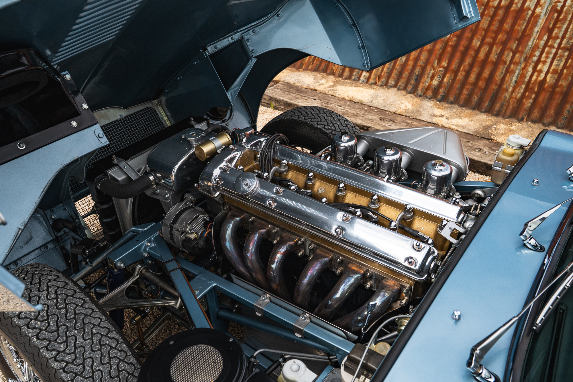 Jaguar E-Type_engine-8
