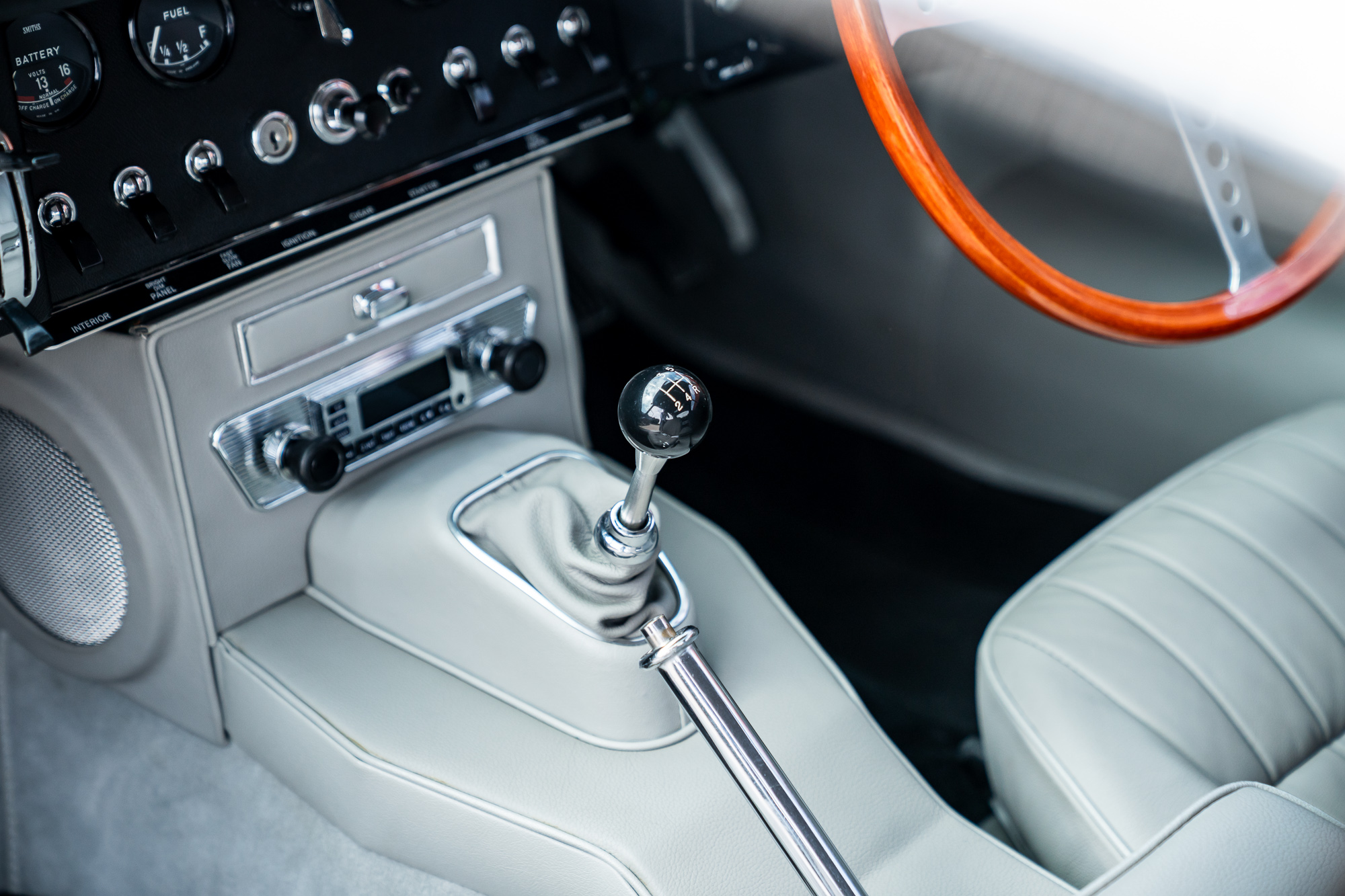 Jaguar E-Type_interior-10