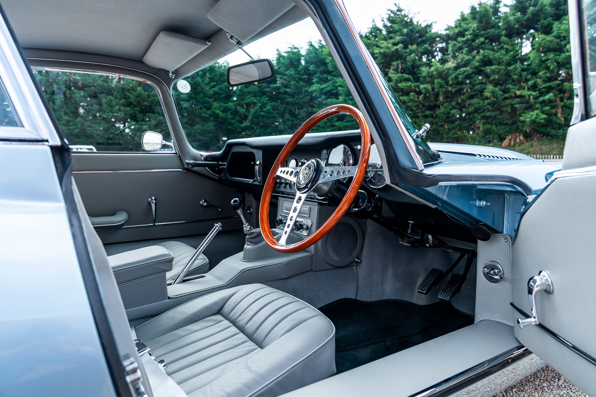 Jaguar E-Type_interior-13