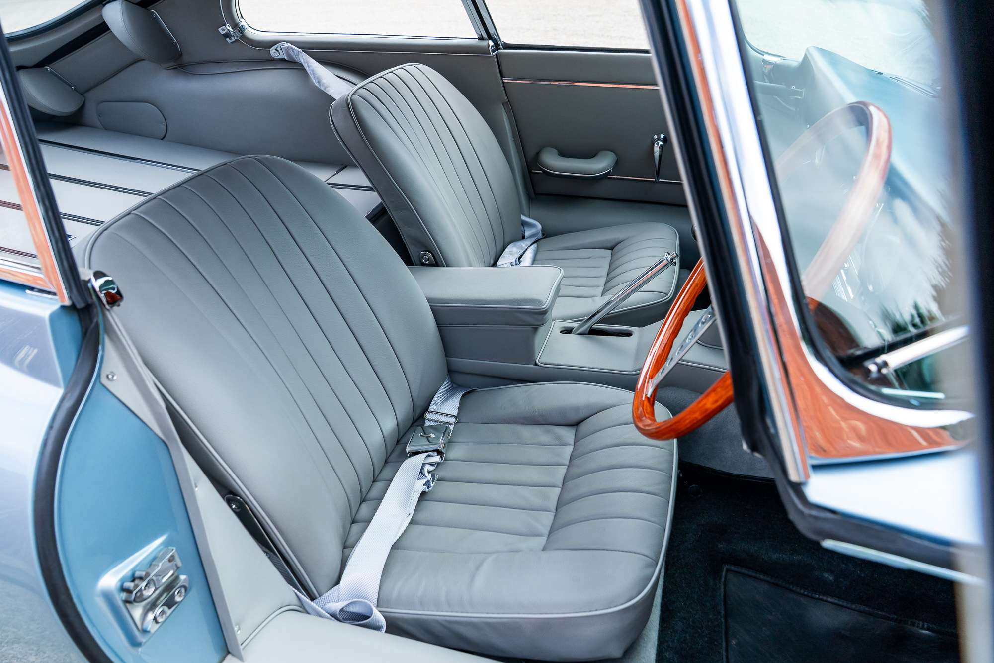 Jaguar E-Type_interior-15