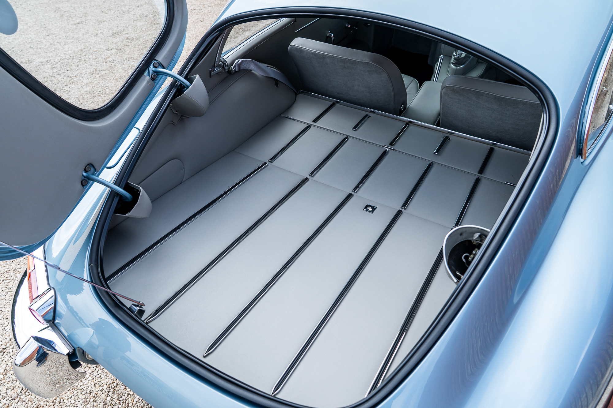 Jaguar E-Type_interior-17