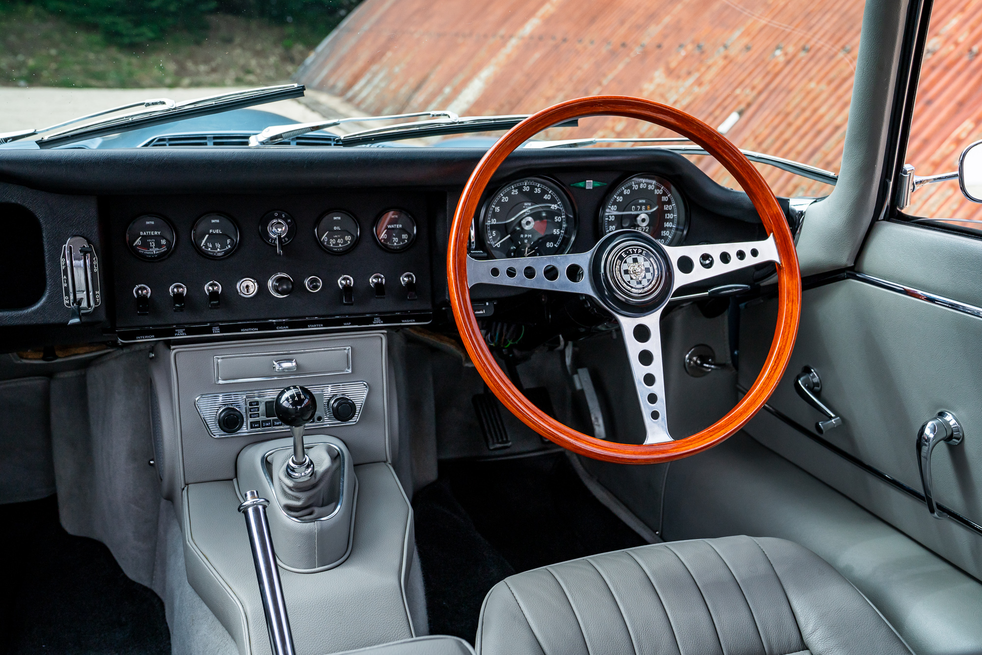 Jaguar E-Type_interior-18