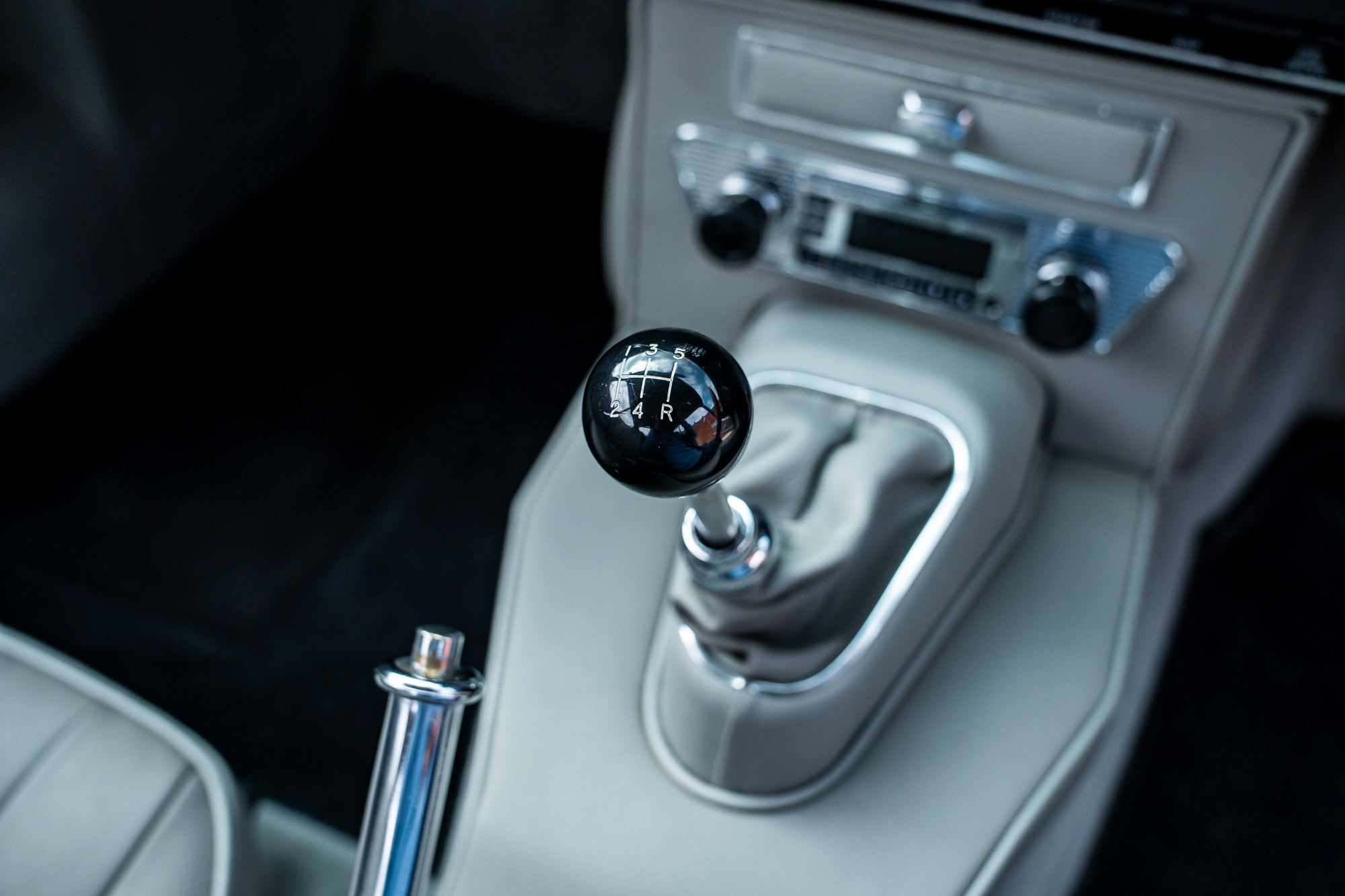 Jaguar E-Type_interior-22