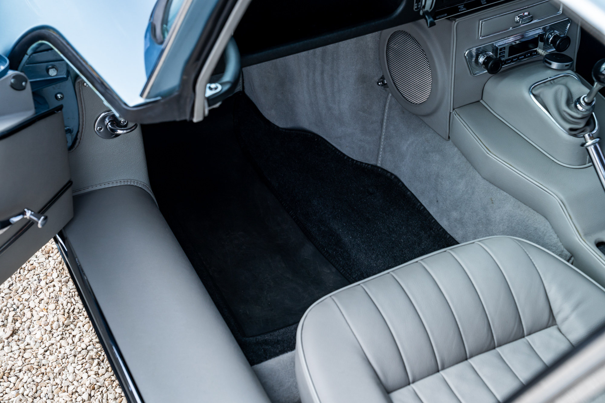 Jaguar E-Type_interior-6