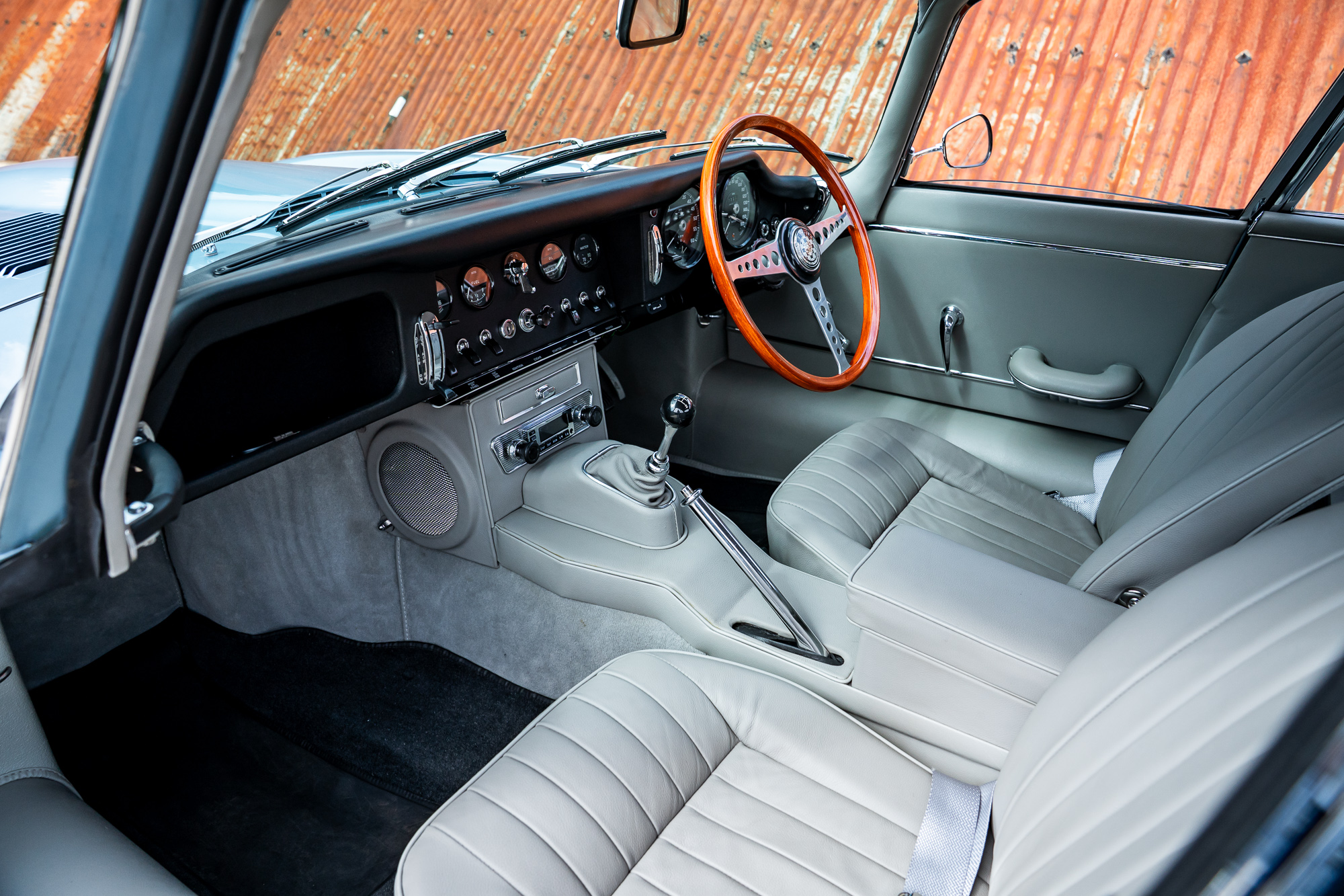 Jaguar E-Type_interior-8