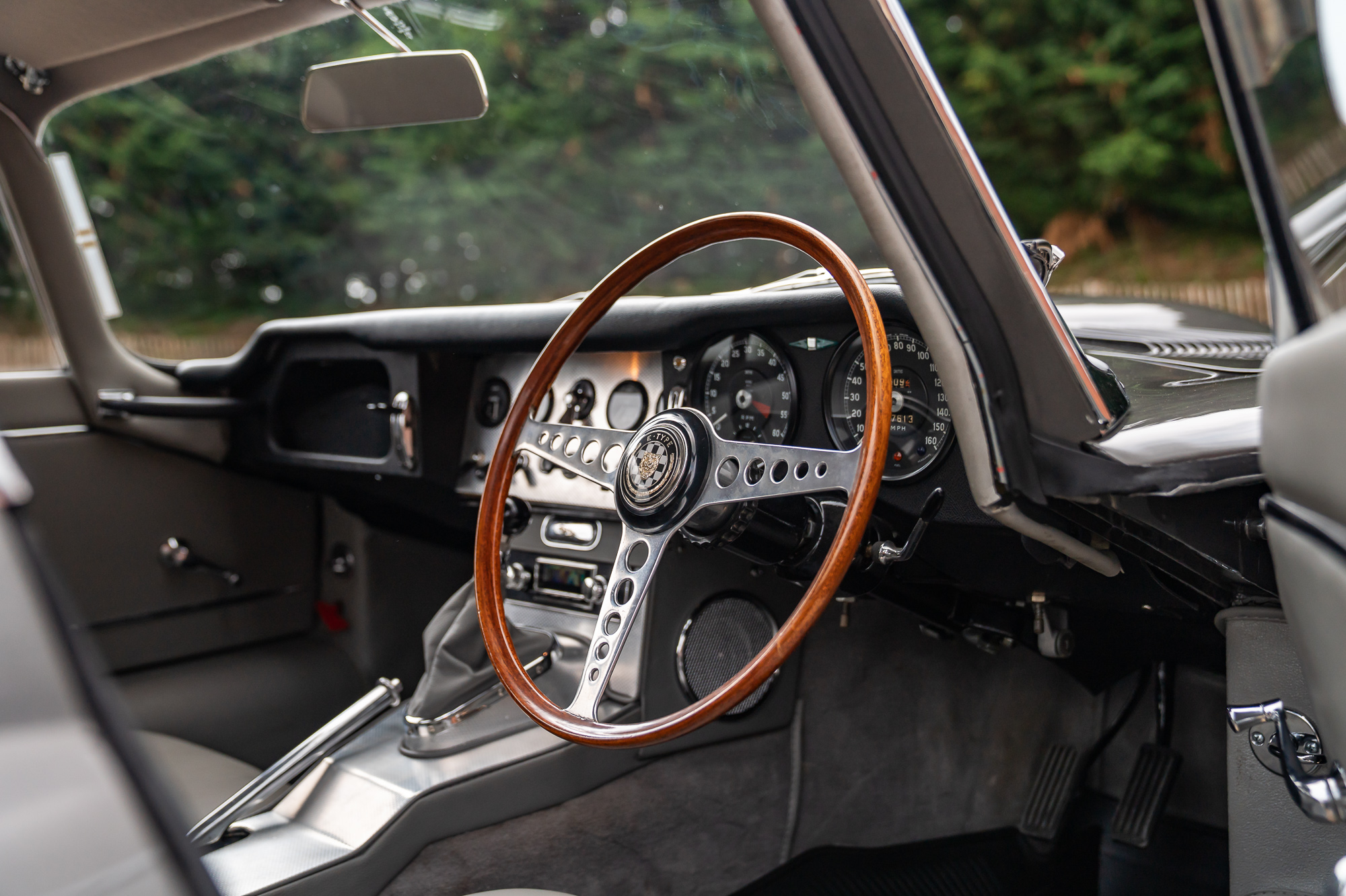 Jaguar E-Type_interior-12