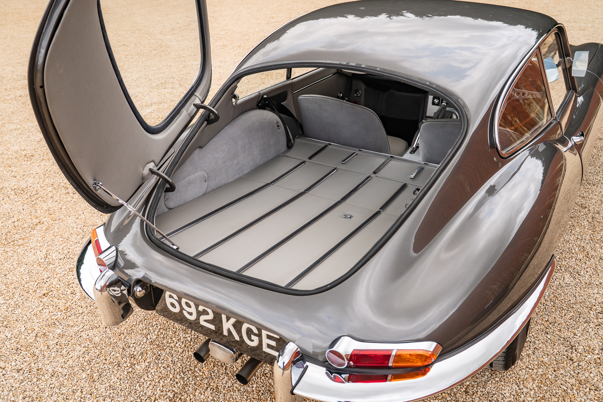 Jaguar E-Type_interior-22