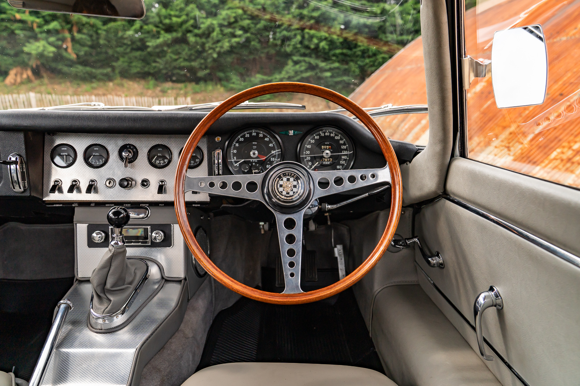 Jaguar E-Type_interior-24