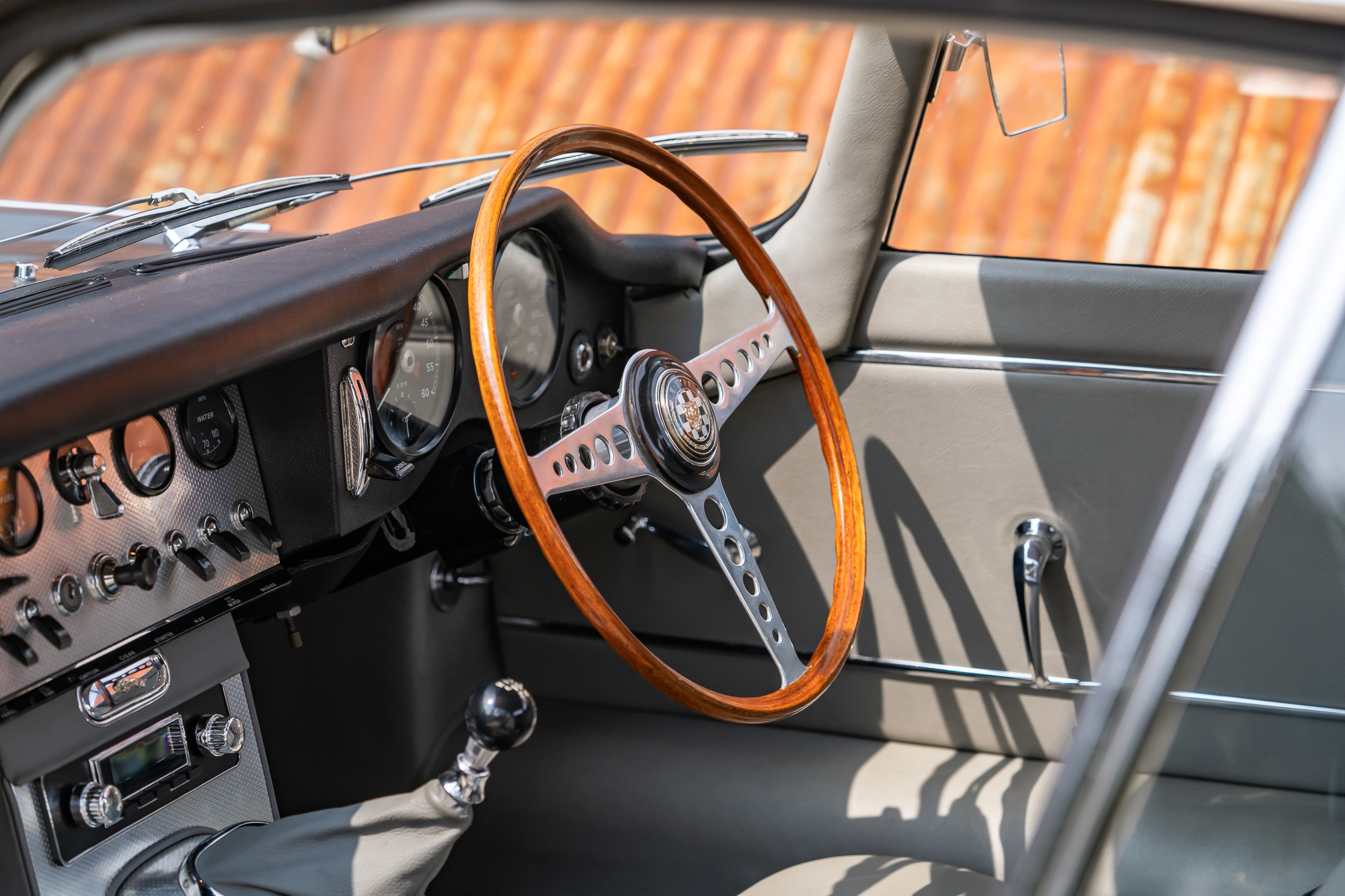Jaguar E-Type_interior-3