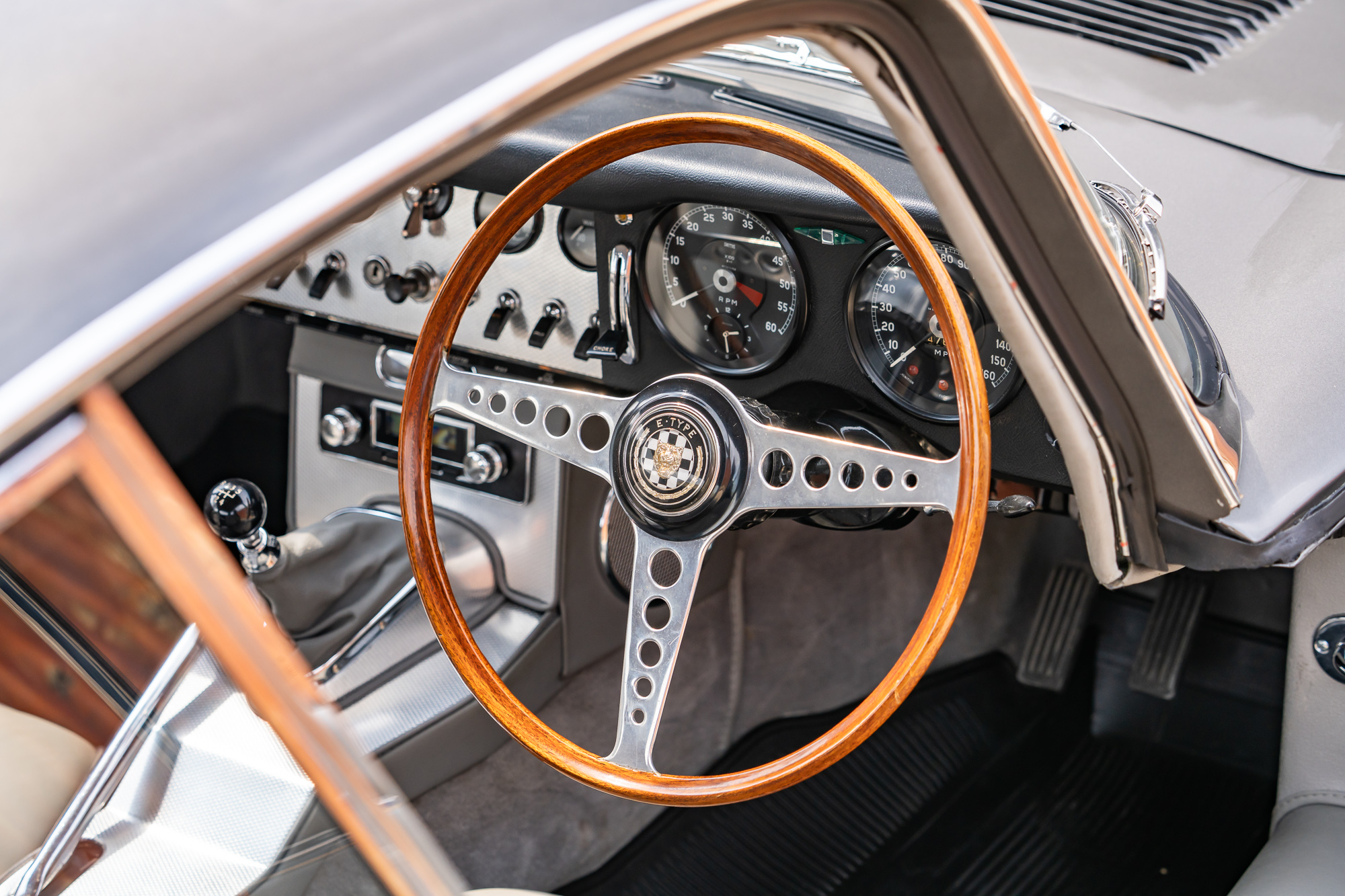 Jaguar E-Type_interior-4
