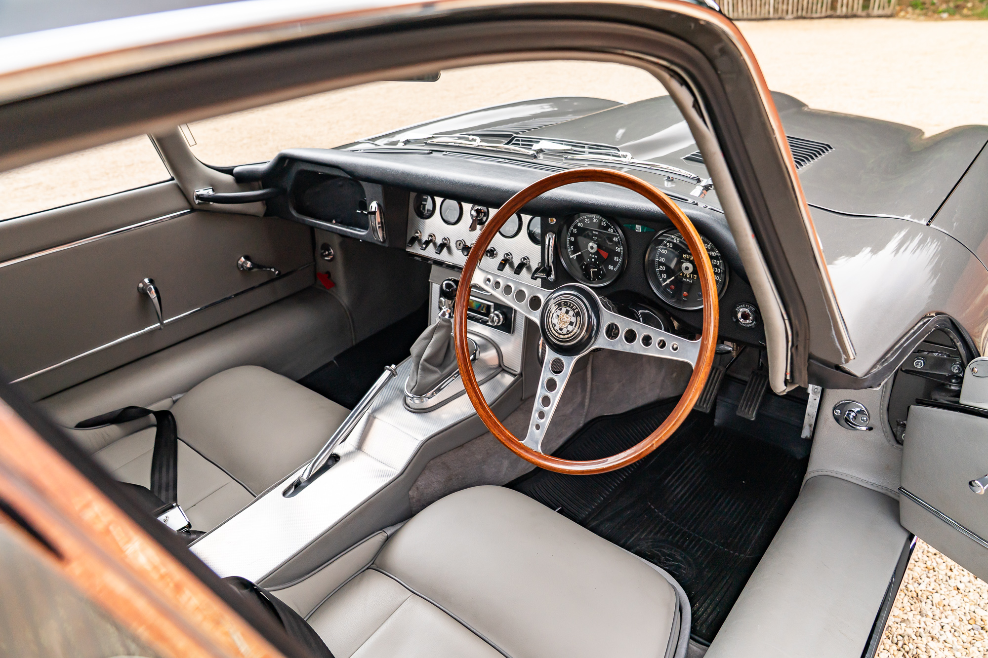 Jaguar E-Type_interior-8