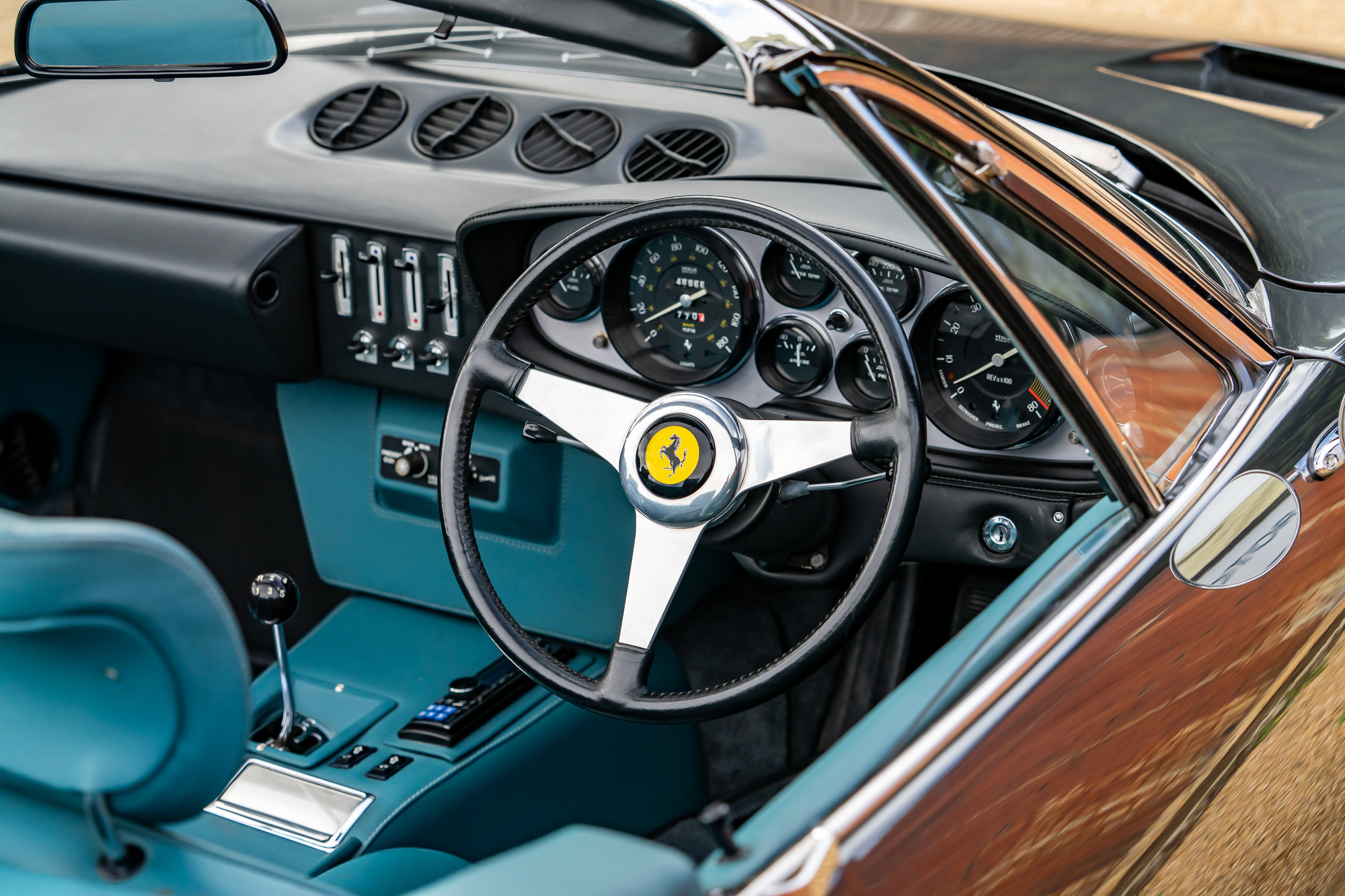 Ferrari 365 GTB_interior-1