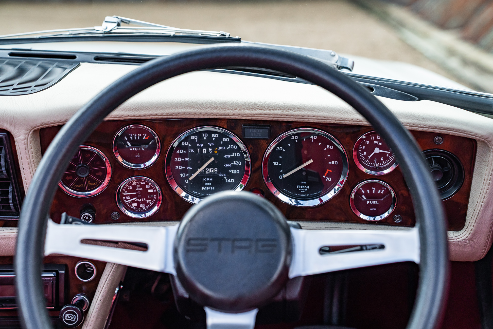 Triumph_Stag_interior-13