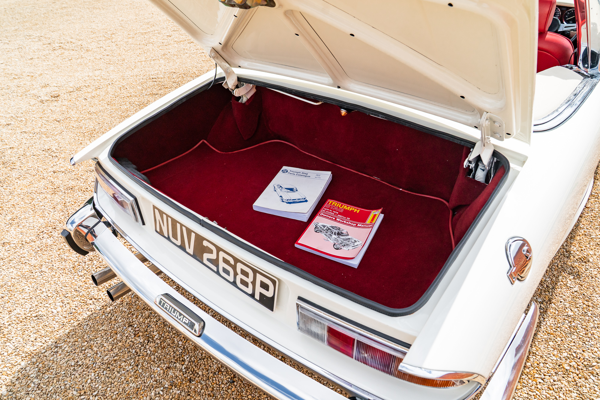 Triumph_Stag_interior-21